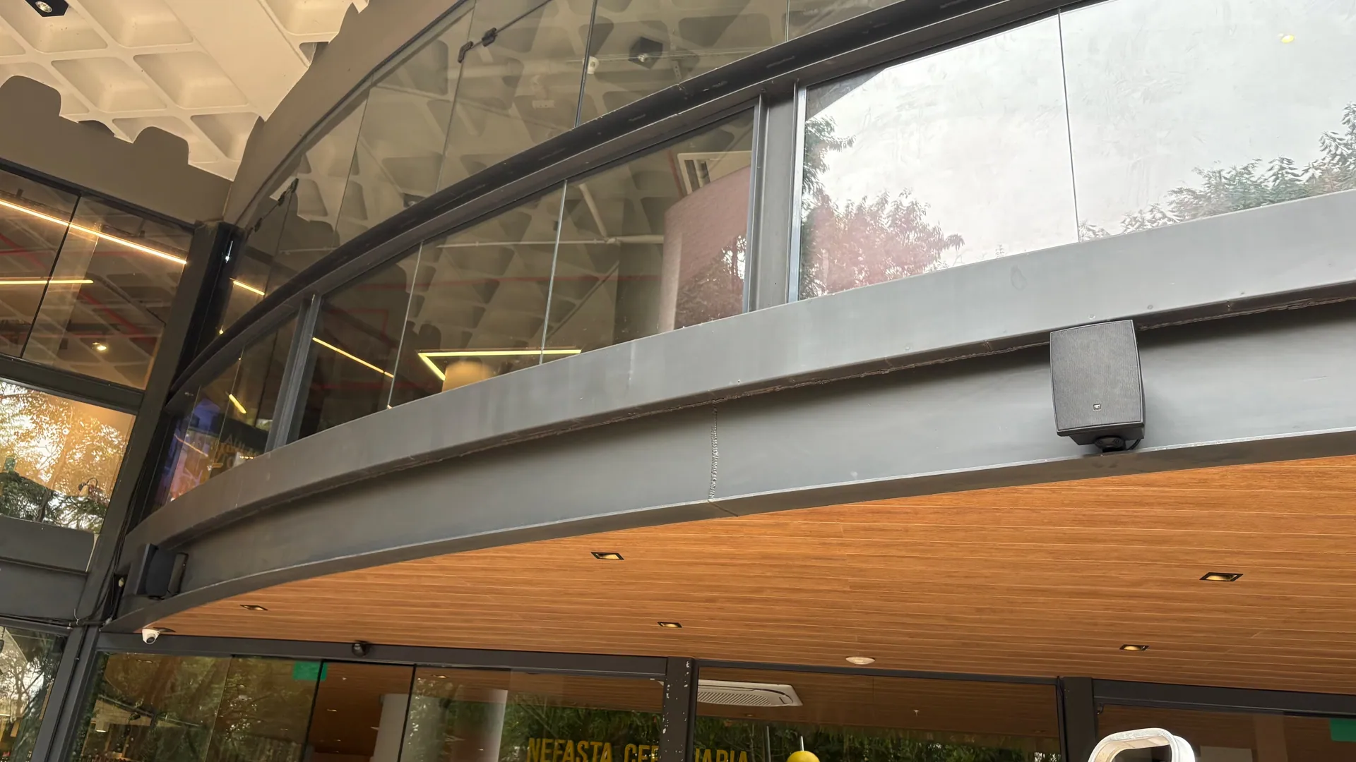 Centro de eventos — Sistema distribuído integrado à estrutura envidraçada, preservando a arquitetura do espaço.