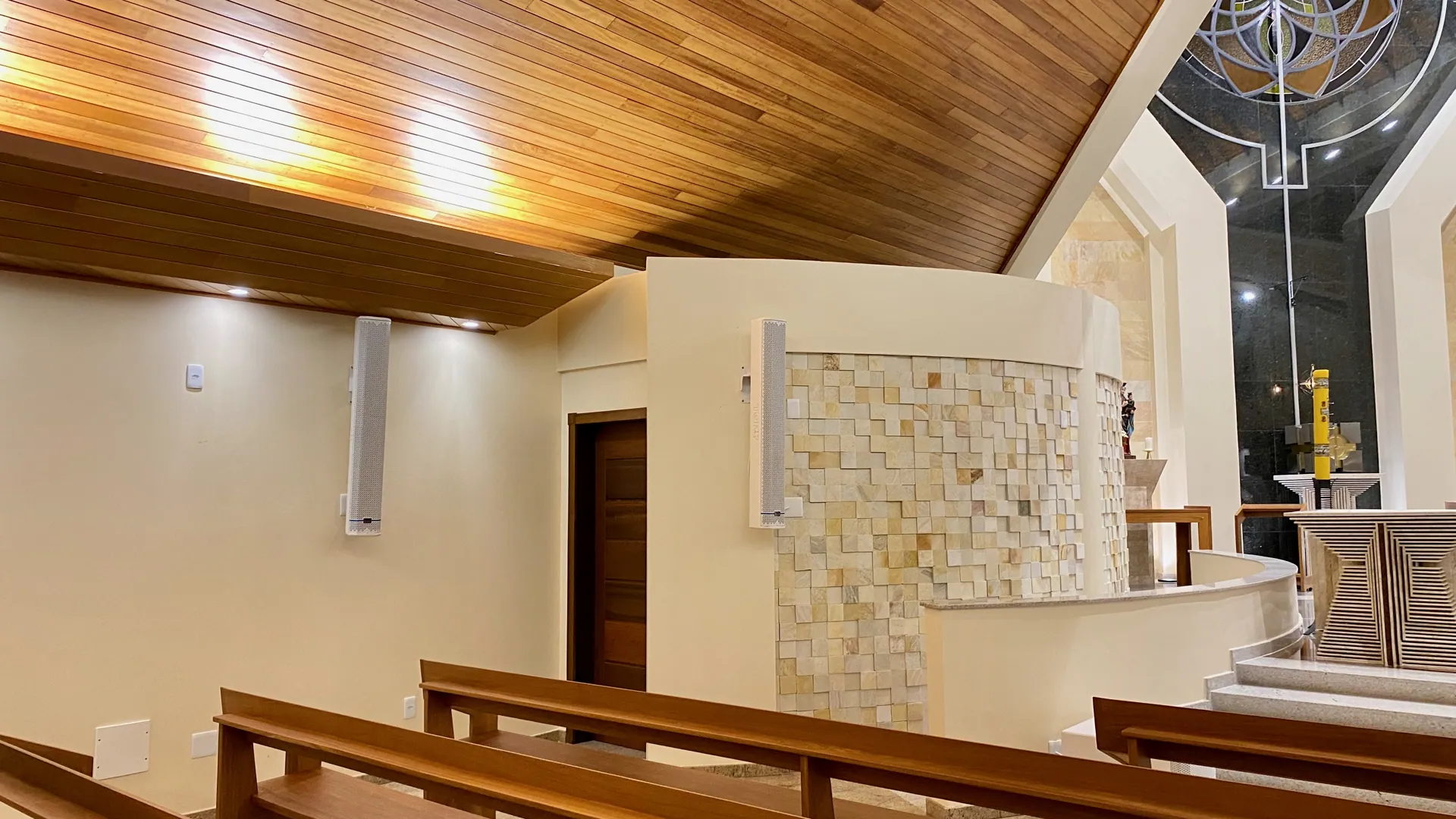 Igreja — Distribuição de caixas conforme estudo de cobertura, priorizando a clareza da voz nos bancos.