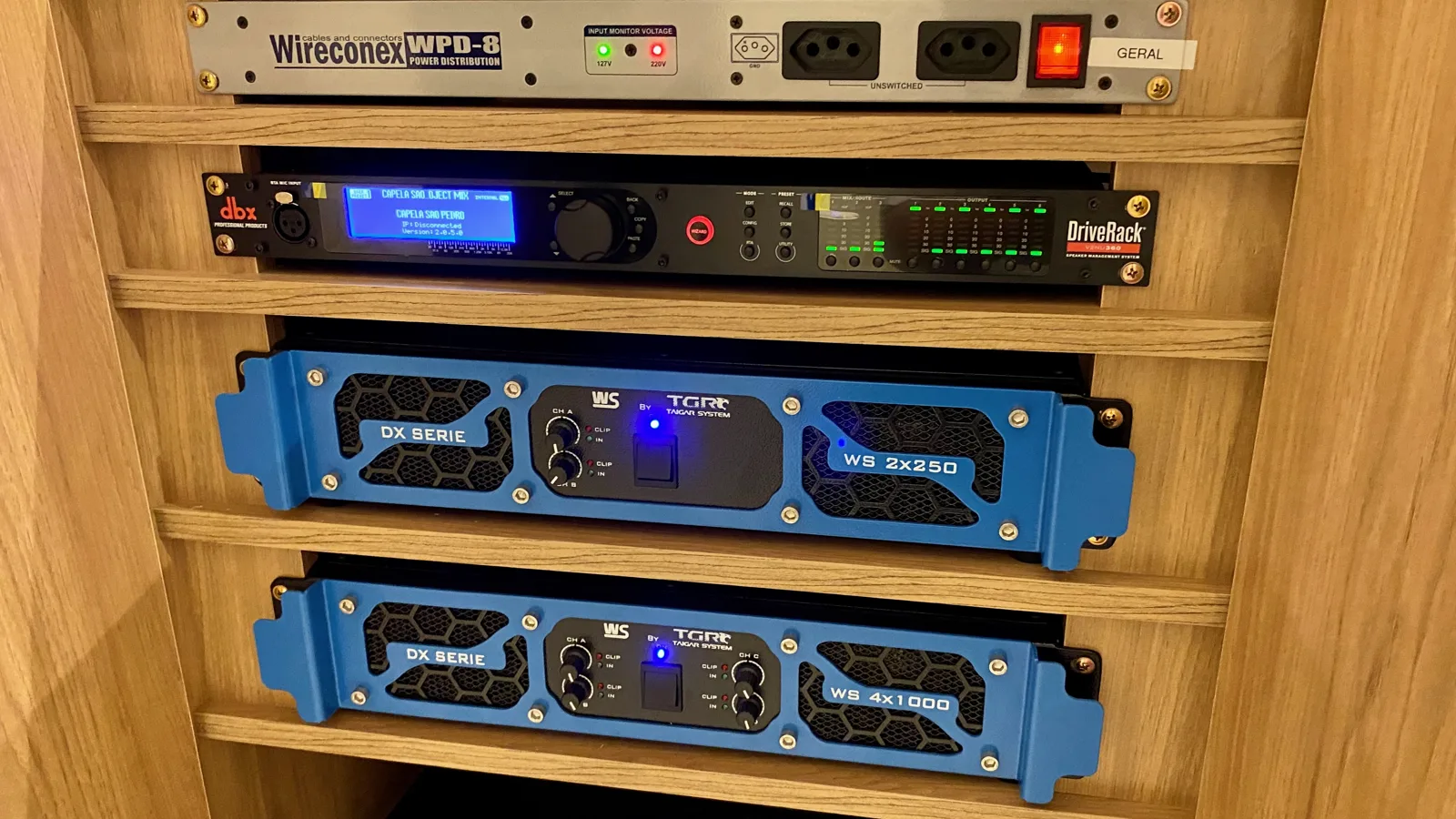 Rack técnico — Rack com amplificação, processamento e cabeamento organizados, preparado para futuras expansões.