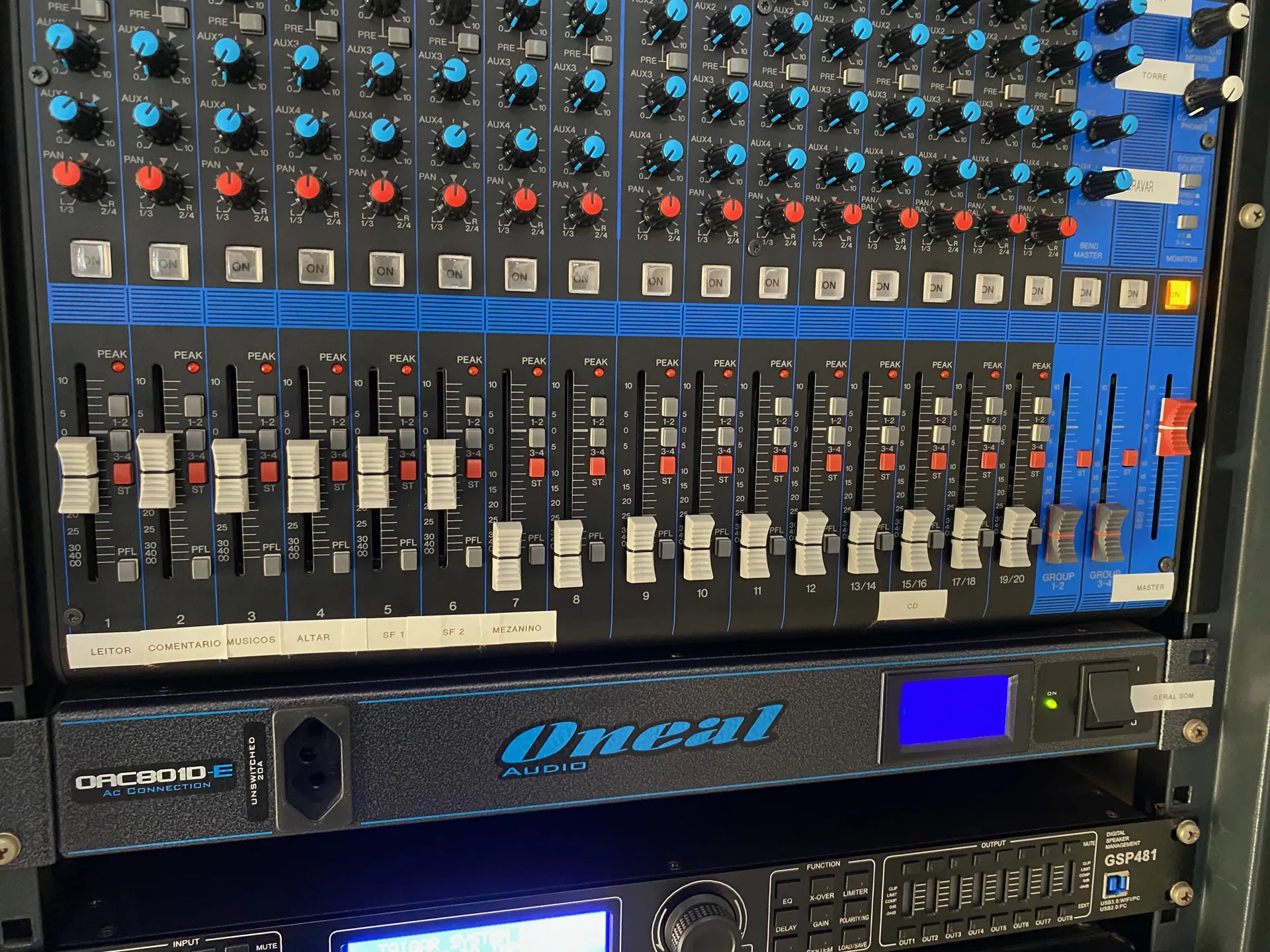 Painel de conexões — Mesa de som e painel de operação identificados, feitos para a equipe operar sem improviso no dia a dia.